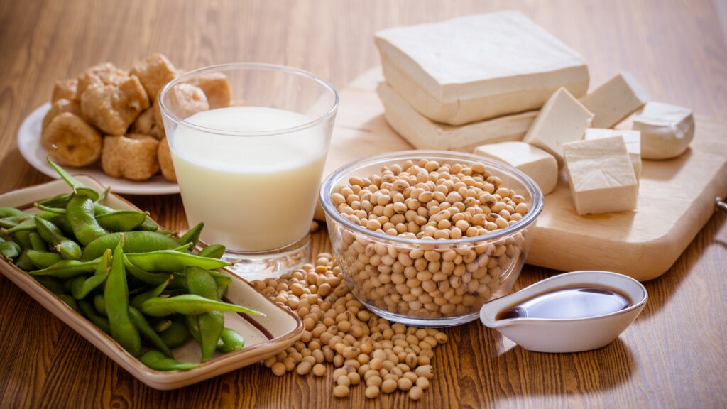 Divers produits à base de soja, dont le lait de soja, le tofu et les fèves de soja.