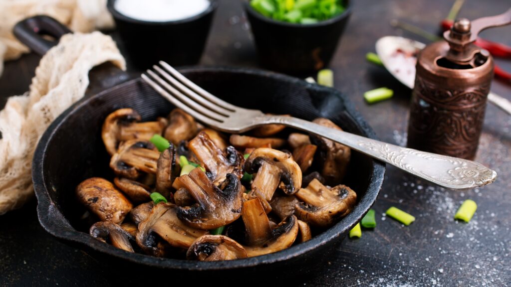 Les champignons sautés, une alternative végétale à la viande pleine de saveurs et de nutriments.