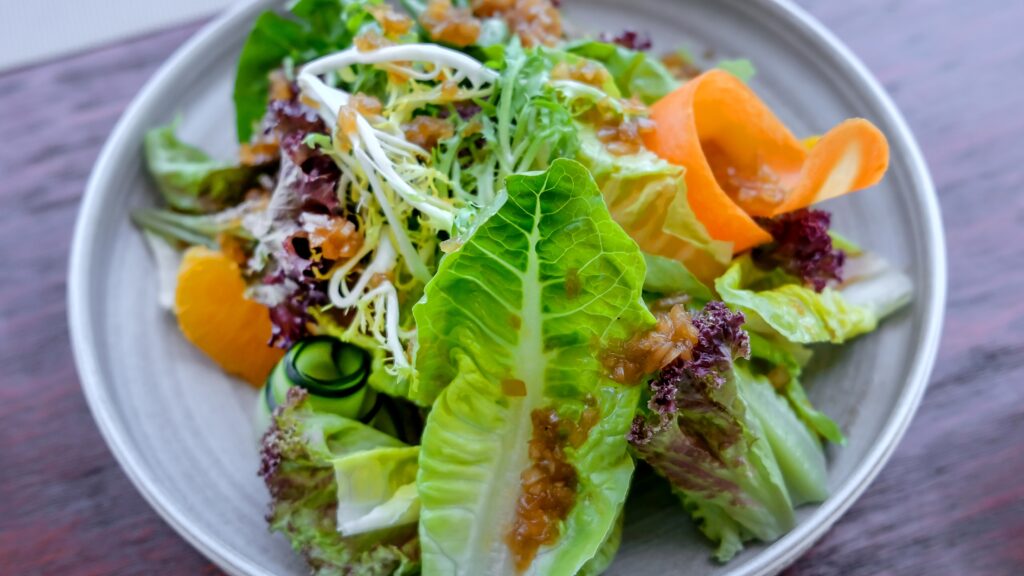 Une salade composée de légumes frais et de garnitures, idéale pour intégrer des fibres et des vitamines dans une alimentation végétale.