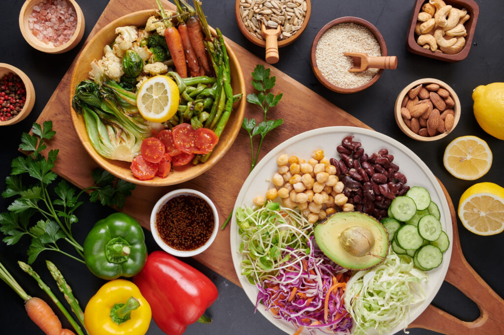 Assiette végétalienne colorée remplie de légumes, légumineuses et grains, idéale pour maintenir une bonne santé.