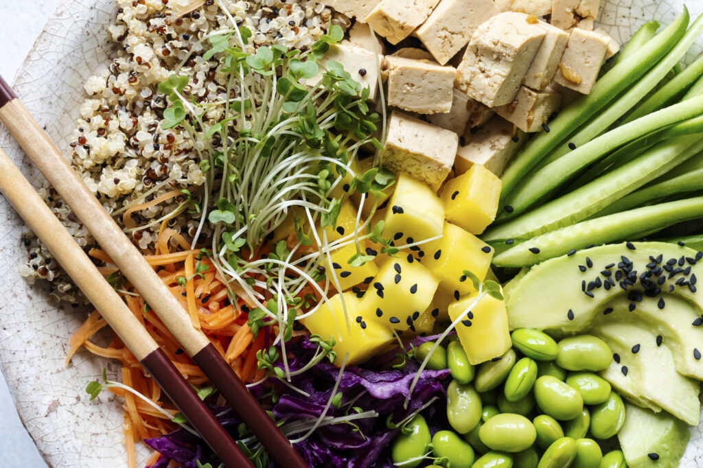 Bol végétalien avec du quinoa, du tofu, et des légumes frais, une source de protéines végétales pour une bonne santé.