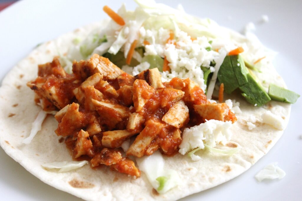 Tacos garnis de tempeh mariné et de légumes frais.