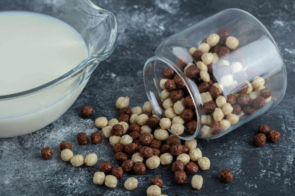 Bol de lait avec des céréales prêtes à être mélangées, un petit déjeuner riche en isoflavones du soja.