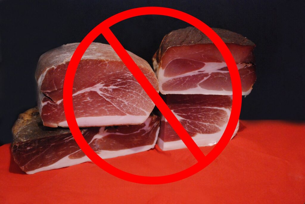 Tranches de viande avec un signe d'interdiction rouge, symbolisant le refus de la consommation de viande malgré les remarques anti-végétariennes.