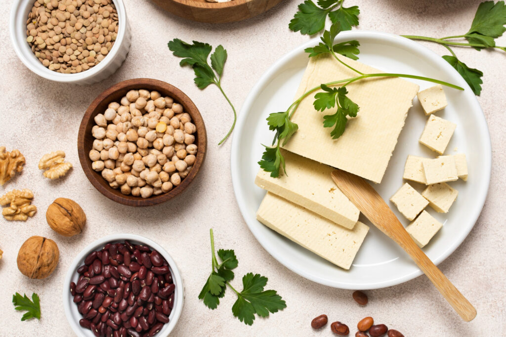 Diverses sources de calcium végétales : tofu, pois chiches, haricots rouges et lentilles.