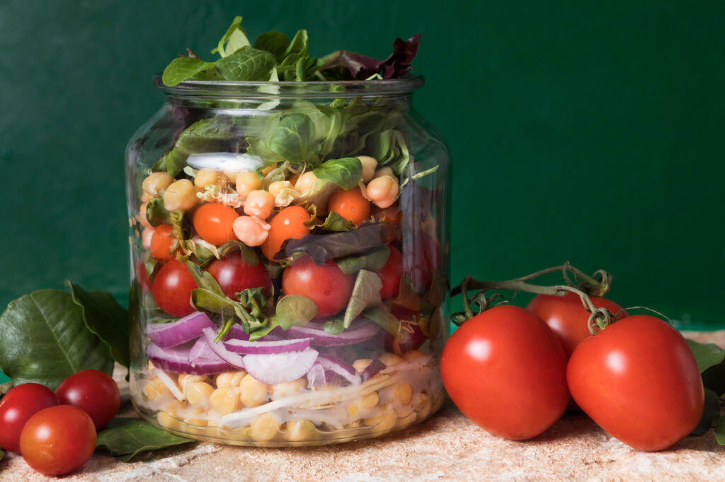 Salade de légumes frais en bocal, une option saine pour l'alimentation végétarienne.