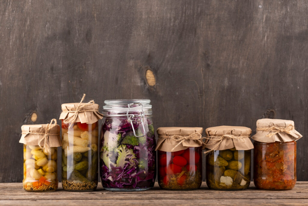 Bocaux de légumes variés fermentés, riches en nutriments pour l'alimentation végétarienne.