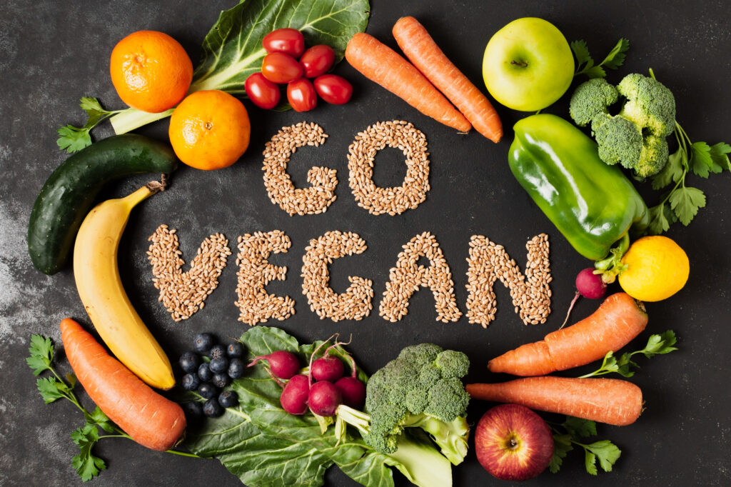 Des légumes entourant l'inscription "Go Vegan", suggérant une alternative à la consommation de viande.