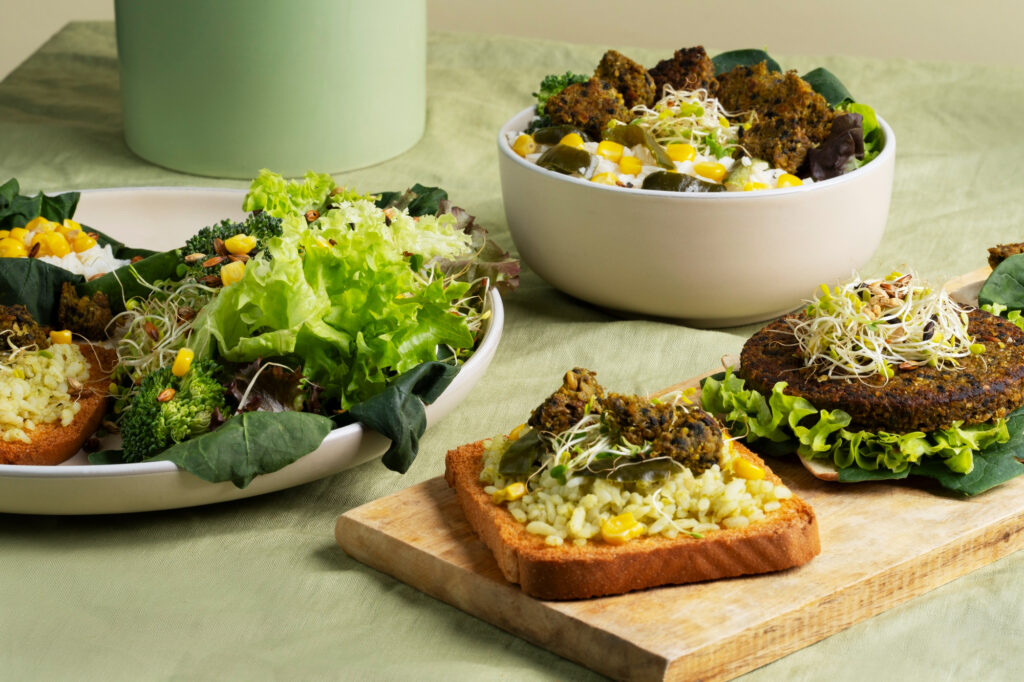 Une assiette de légumes verts, riz et galette végétale, un repas végétariens équilibrés idéal pour un déjeuner rapide et sain.