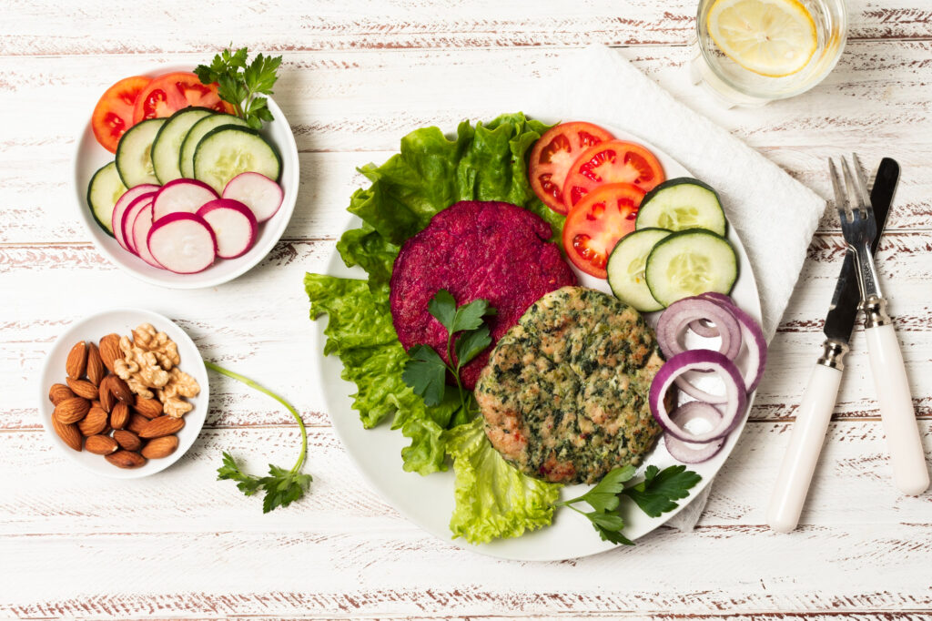 Un plat de légumes frais avec des galettes végétales, parfait pour un repas végétariens équilibrés et riche en vitamines.