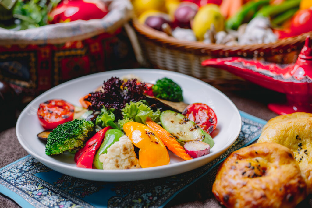 Assiette colorée avec des légumes grillés et du riz, un repas végétariens équilibrés prêt à être savouré.