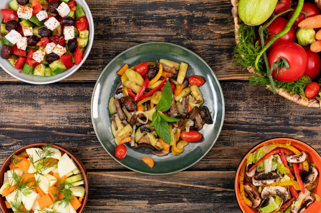 Salade de légumes et fromage avec une touche méditerranéenne, un repas végétariens équilibrés aux saveurs fraîches.