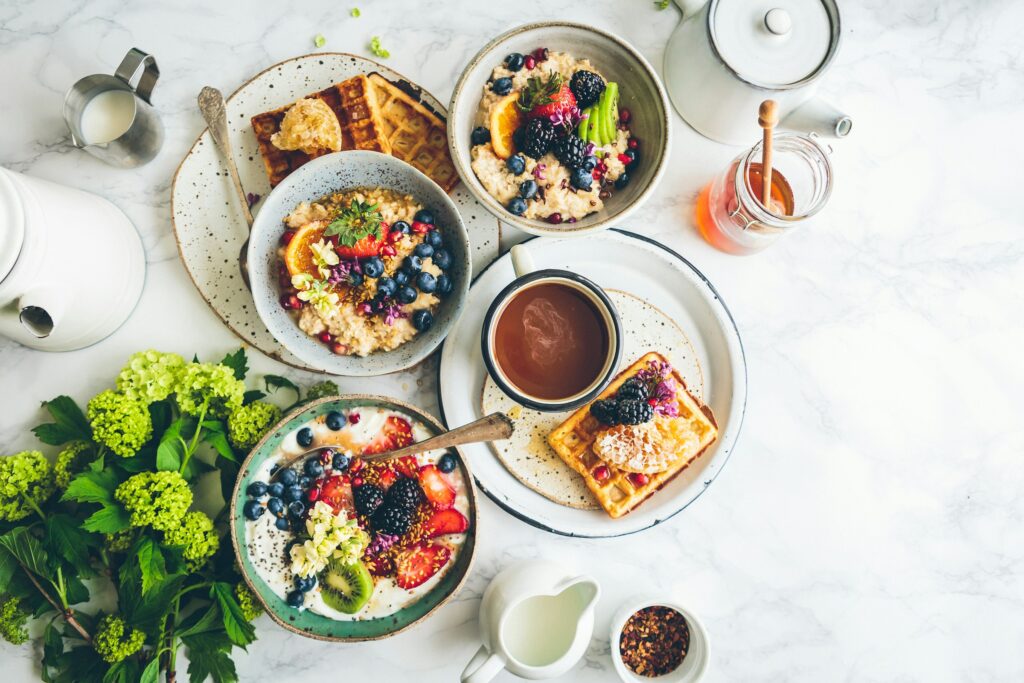 Un petit-déjeuner varié et coloré, parfait pour une alimentation végétalienne équilibrée.