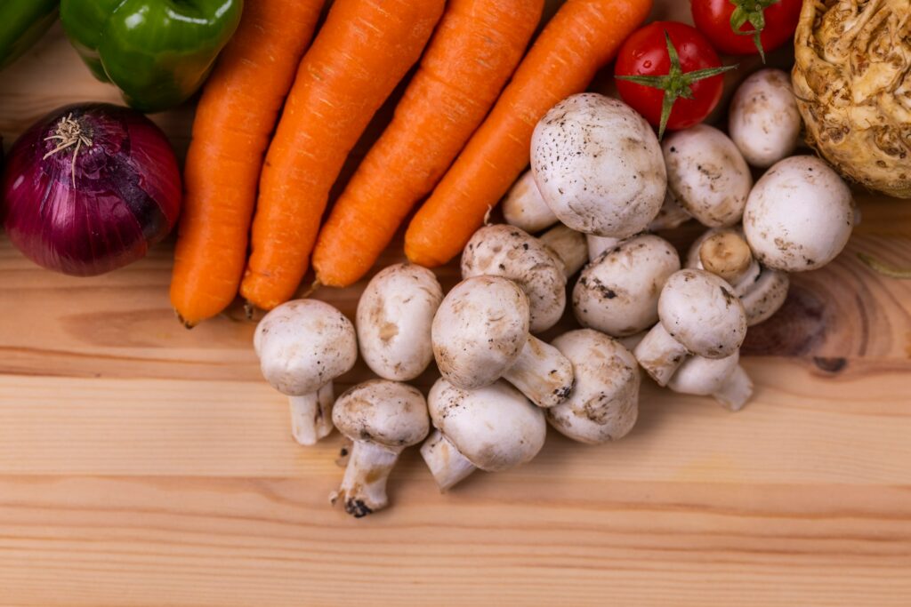 Légumes frais et colorés, piliers de l'alimentation végétalienne et source de nutriments.