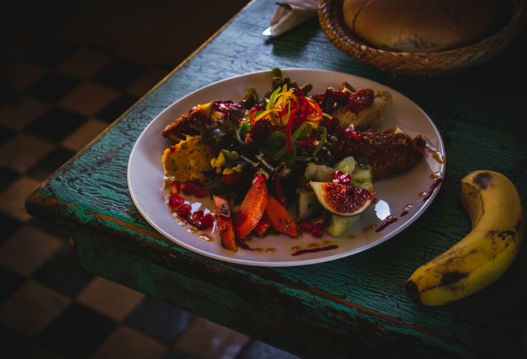 Plat végétalien coloré et équilibré, idéal pour une alimentation végétalienne savoureuse.