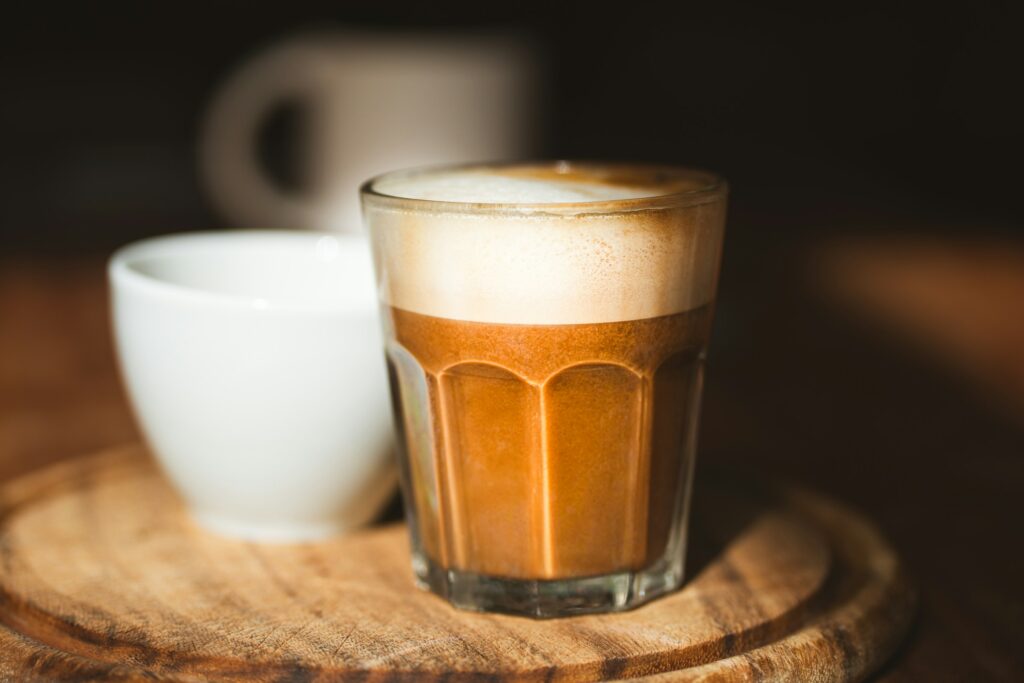 Café végan avec mousse de lait d’amande, une boisson idéale pour le véganisme.