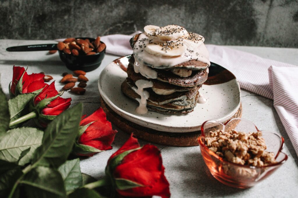 Pancakes véganes avec bananes et chia, parfaits pour les adeptes du véganisme.